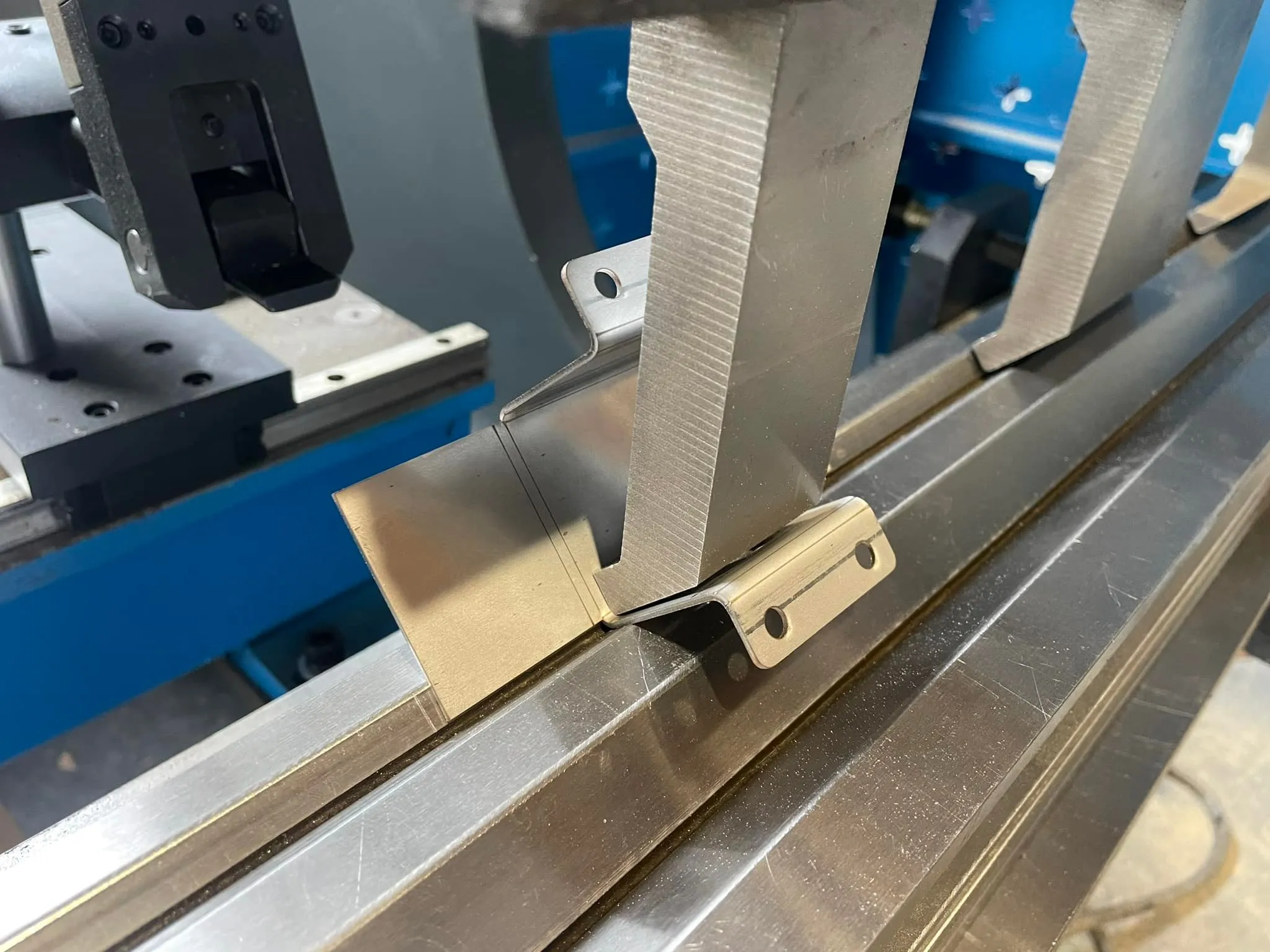 CNC krivljenje pločevine, Hekos